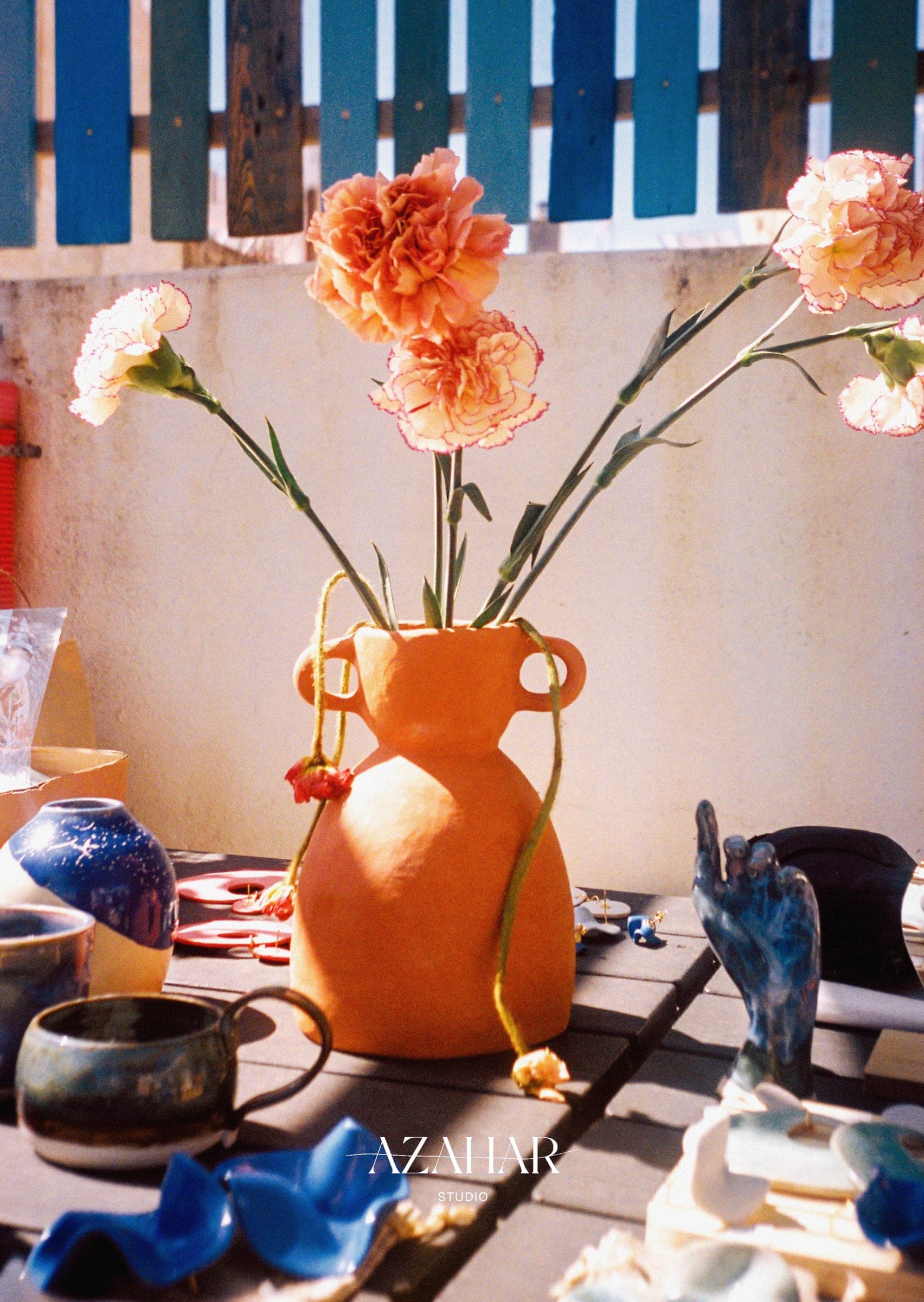 Terrakotta-Vase mit Nelken und Keramikstücken von Azahar Studio